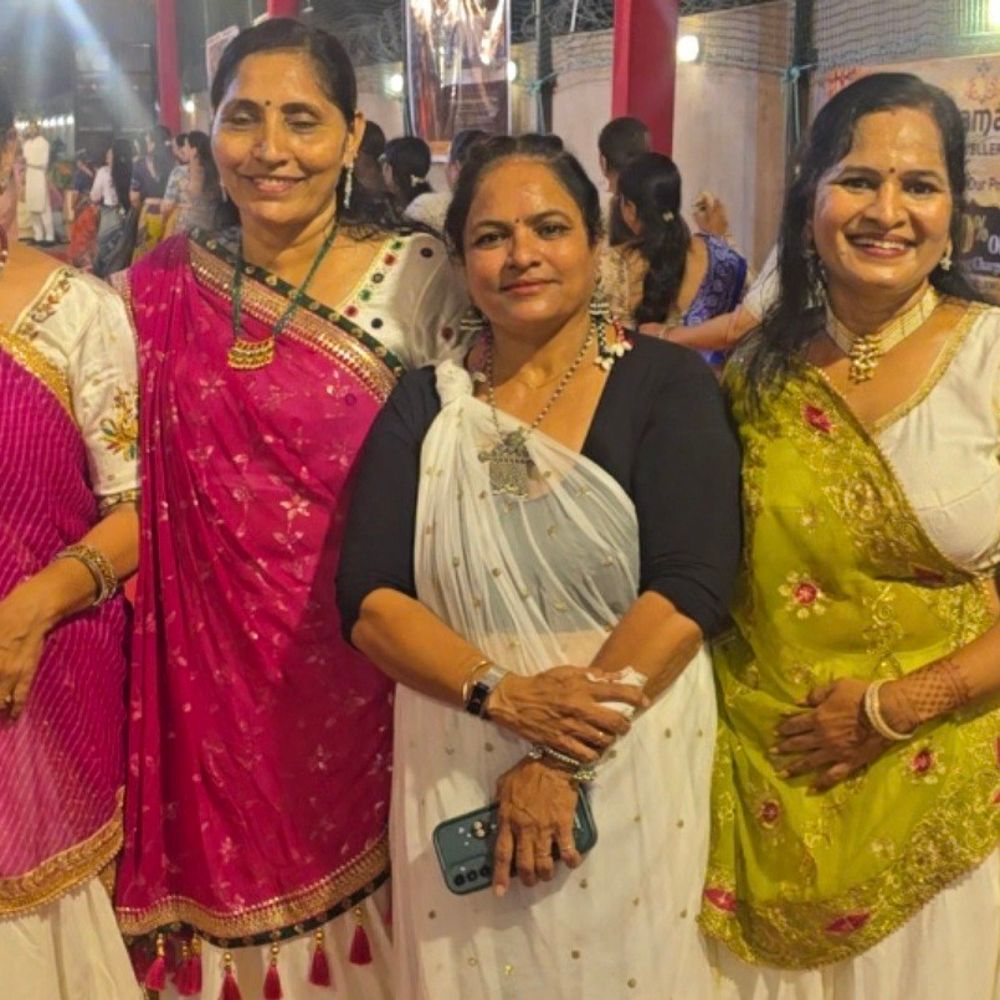 મારી સોસાયટી મારી નવરાત્રિ:સેરેનીટી લેવીસ સોસાયટીમાં પાંચમા નોરતે ગરબાની રમઝટ જામી, ખેલૈયાઓ રંગબેરંગી પોશાકમાં મન મૂકીને ઝૂમ્યા, ઉત્સાહભેર ભાગ લીધો