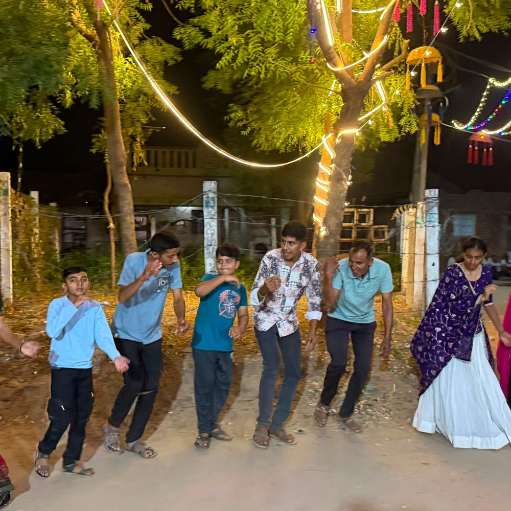 સાંપામાં ચૌધરી યુવક મંડળના નવરાત્રિ મહોત્સવમાં ખેલૈયાઓ ઝૂમ્યા:દહેગામ તાલુકાના સાંપા ગામે માતાજીના ચોકમાં ભક્તિમય માહોલ સર્જાયો