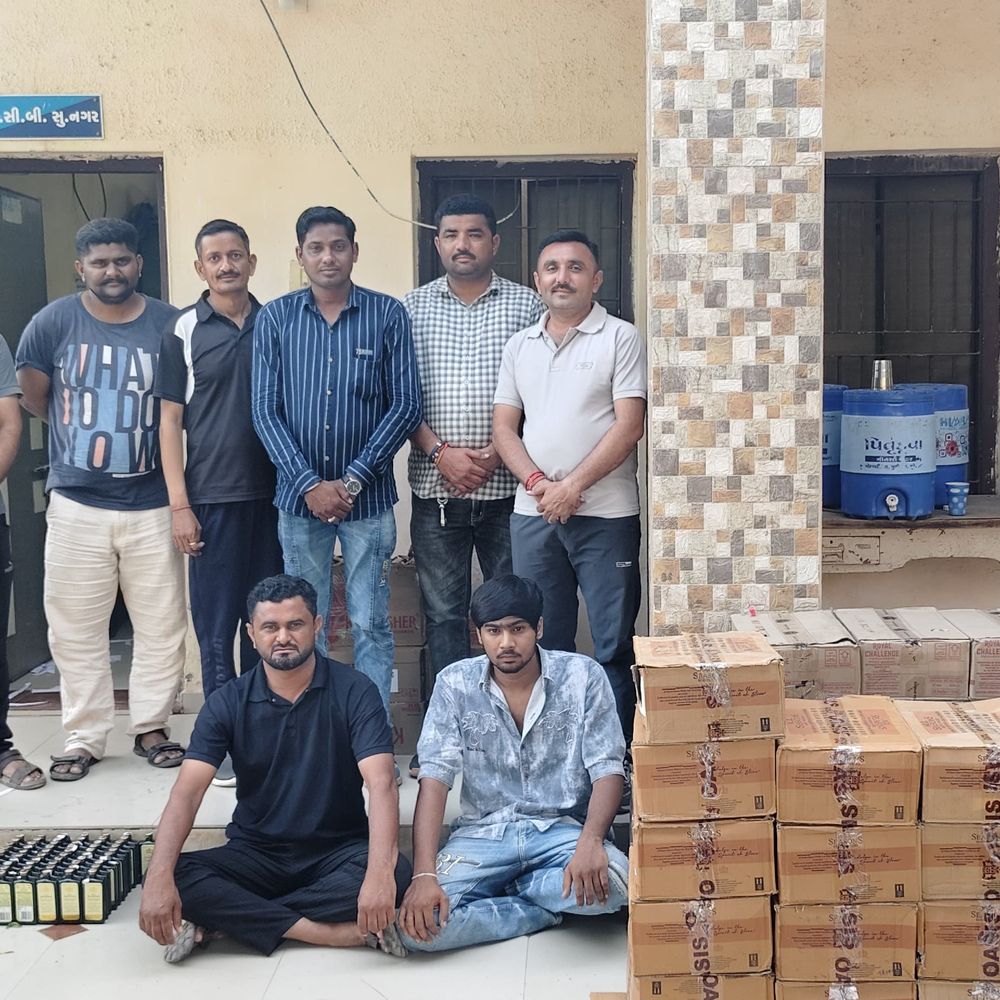 વઢવાણમાંથી 10 લાખના દારૂ સાથે બે ઝડપાયા:2451 બોટલ દારૂ અને બિયર ટીન, કાર-મોબાઇલ પણ જપ્ત