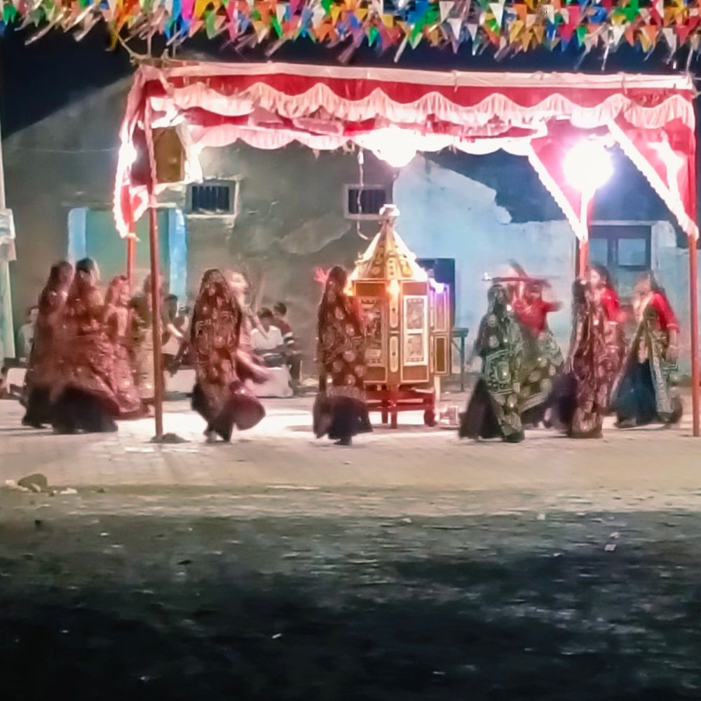 આટકોટના કૈલાસનગર ખોડીયાર ગરબી મંડળમાં મોગલ રાસ-ગરબાની રમઝટ:બાળાઓએ માતાજીના વેશમાં રમઝટ બોલાવી, ભક્તિમય વાતાવરણ છવાયું