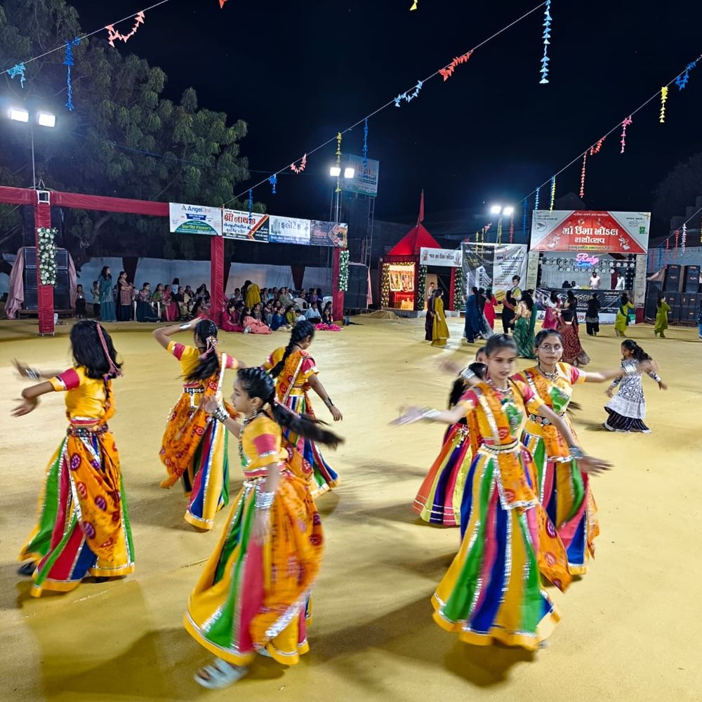 માણાવદરમાં બાળાઓએ નવરાત્રી મહોત્સવમાં પ્રાચીન ગરબો રજૂ કર્યો:'માં ઉમા-ખોડલ નવરાત્રી મહોત્સવ'માં દર્શકોએ તાળીઓથી વધાવ્યા, ધારાસભ્ય સહિત અગ્રણીઓ હાજર