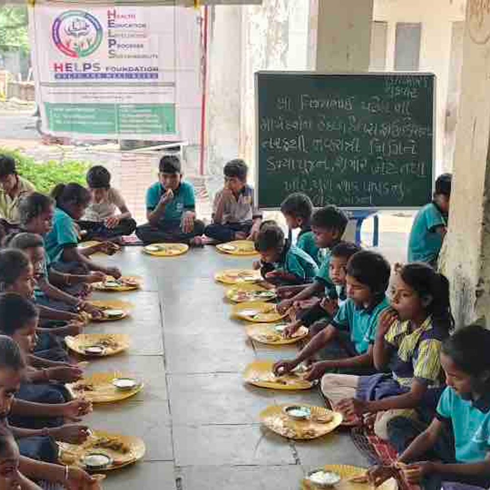હેલ્પ્સ ફાઉન્ડેશને છઠ્ઠા નોરતે દીકરીઓને શૃંગાર કીટ અને ભોજન આપ્યું:લીમખેડાની શાળાના બાળકોને ટ્રસ્ટી વિજયભાઈ પટેલે મિષ્ટાન ભોજન પણ કરાવ્યું
