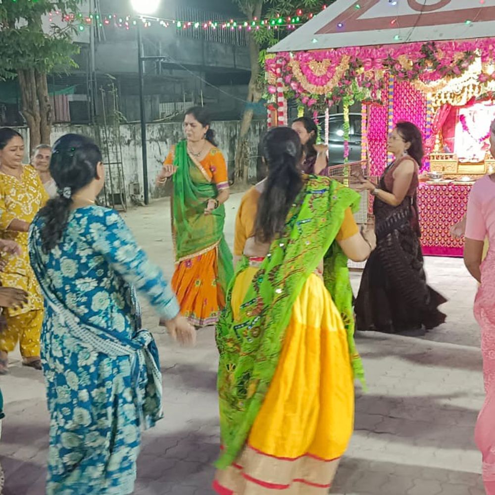 મારી સોસાયટી મારી નવરાત્રિ:નારણપુરામાં પાંચમા દિવસે ભક્તોનો ઉત્સાહ વધ્યો, રંગસુજલમ સોસાયટીમાં માતાજીની પૂજામાં લોકો ઉમટી પડ્યા, આગળ પણ બમણા જોશથી પૂજા કરાશે