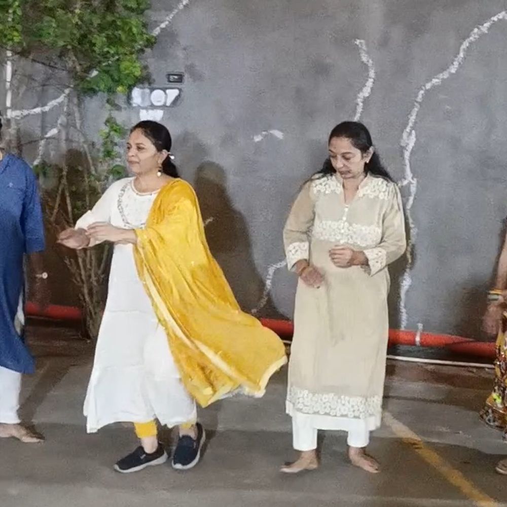 મારી સોસાયટી મારી નવરાત્રિ:પાલની વીર એક્ઝોટિકામાં પાંચમાં નોરતે ગરબાની ધૂમ, સોસાયટીના સભ્યોએ ડાકલાં, દોઢિયા અને દાંડિયા રાસની મોજ માણી