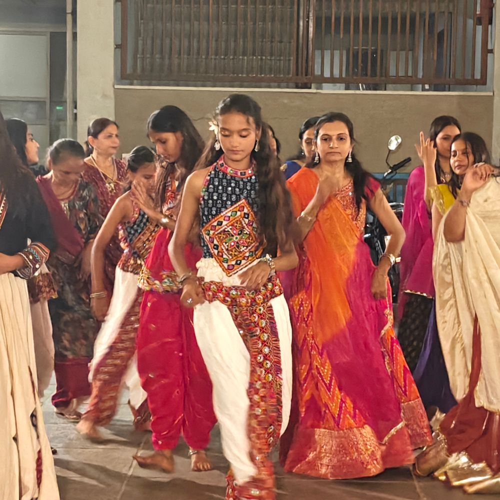 મારી સોસાયટી મારી નવરાત્રિ:વાસણાના સહજ સોલારિયમ 2 માં નવરાત્રીનો પાંચમો દિવસ ઉજવાયો, ખેલૈયાઓએ મન મૂકીને ગરબાની રમઝટ માણી