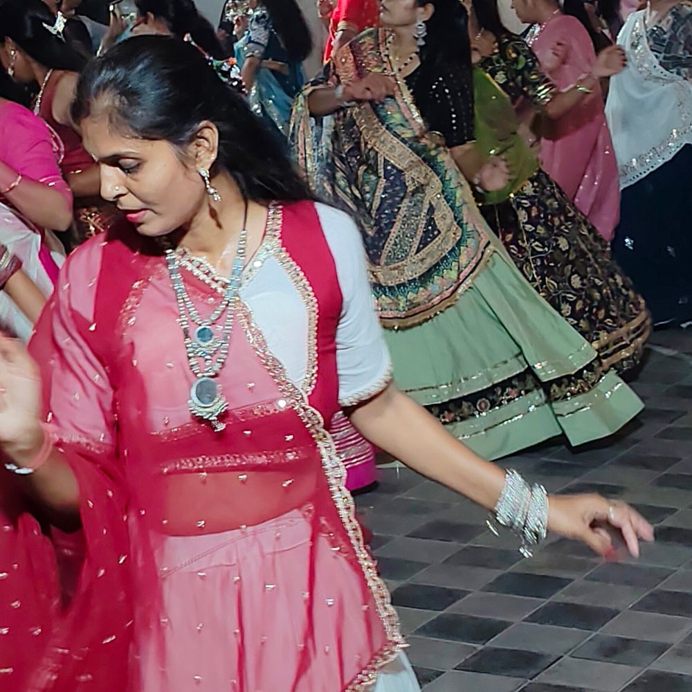 મારી સોસાયટી મારી નવરાત્રિ:રાધેય હાઈટ્સ હાથીજણ ખાતે પાંચમા નોરતે ગરબાનું આયોજન, માં અંબાની ભક્તિમાં ભાવિકોએ ઉત્સાહભેર ગરબા ગાઈ આરાધના કરી