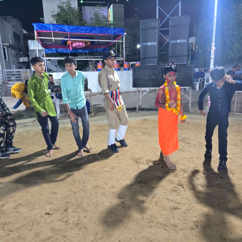 મારી સોસાયટી મારી નવરાત્રિ:મહેસાણાની પ્રાર્થના વિહાર સોસાયટીમાં છઠ્ઠા નોરતે વેશભૂષાનું આયોજન,ખેલૈયાઓએ પૌરાણિક, સામાજિક અને સાંસ્કૃતિક વિષયો પર આકર્ષક પોશાક પહેર્યા