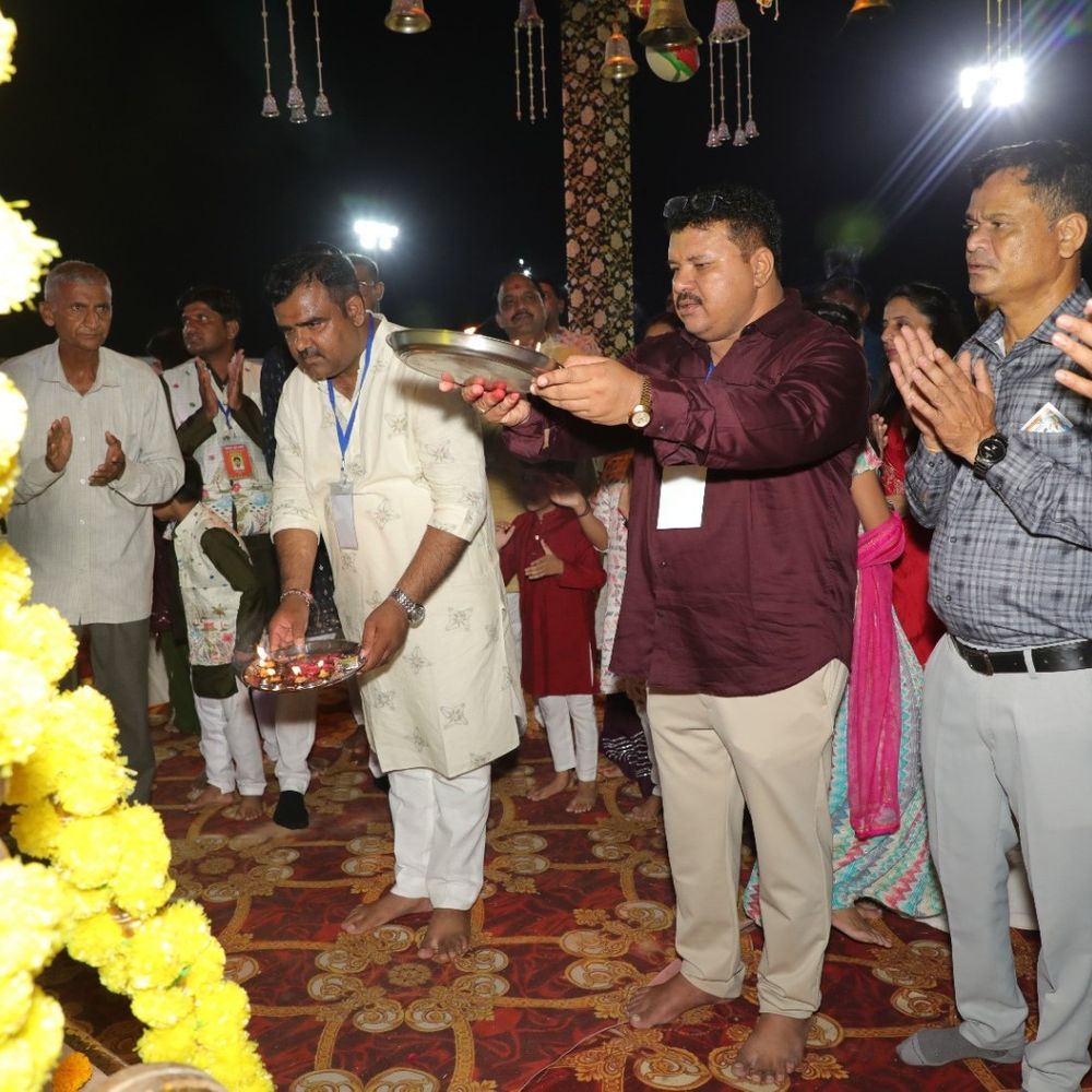 તલોદમાં ધારાસભ્ય ગજેન્દ્રસિંહ પરમારના હસ્તે નવરાત્રિનો પ્રારંભ:પૂર્વ ધારાસભ્ય મહેન્દ્રસિંહ બારૈયા પણ જોડાયા; લોકગાયિકા હર્ષા પટેલે ગરબાથી માહોલ જમાવ્યો