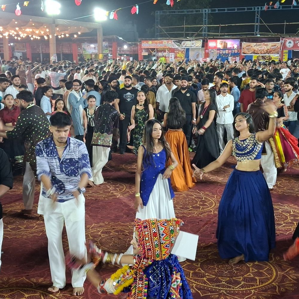 વલસાડમાં નાણાં મંત્રી કનુભાઈ દેસાઈએ ગરબા મંડળોની મુલાકાત લીધી:ખેલૈયાઓનો ઉત્સાહ વધારી આયોજકોની સુરક્ષા વ્યવસ્થાને બિરદાવી