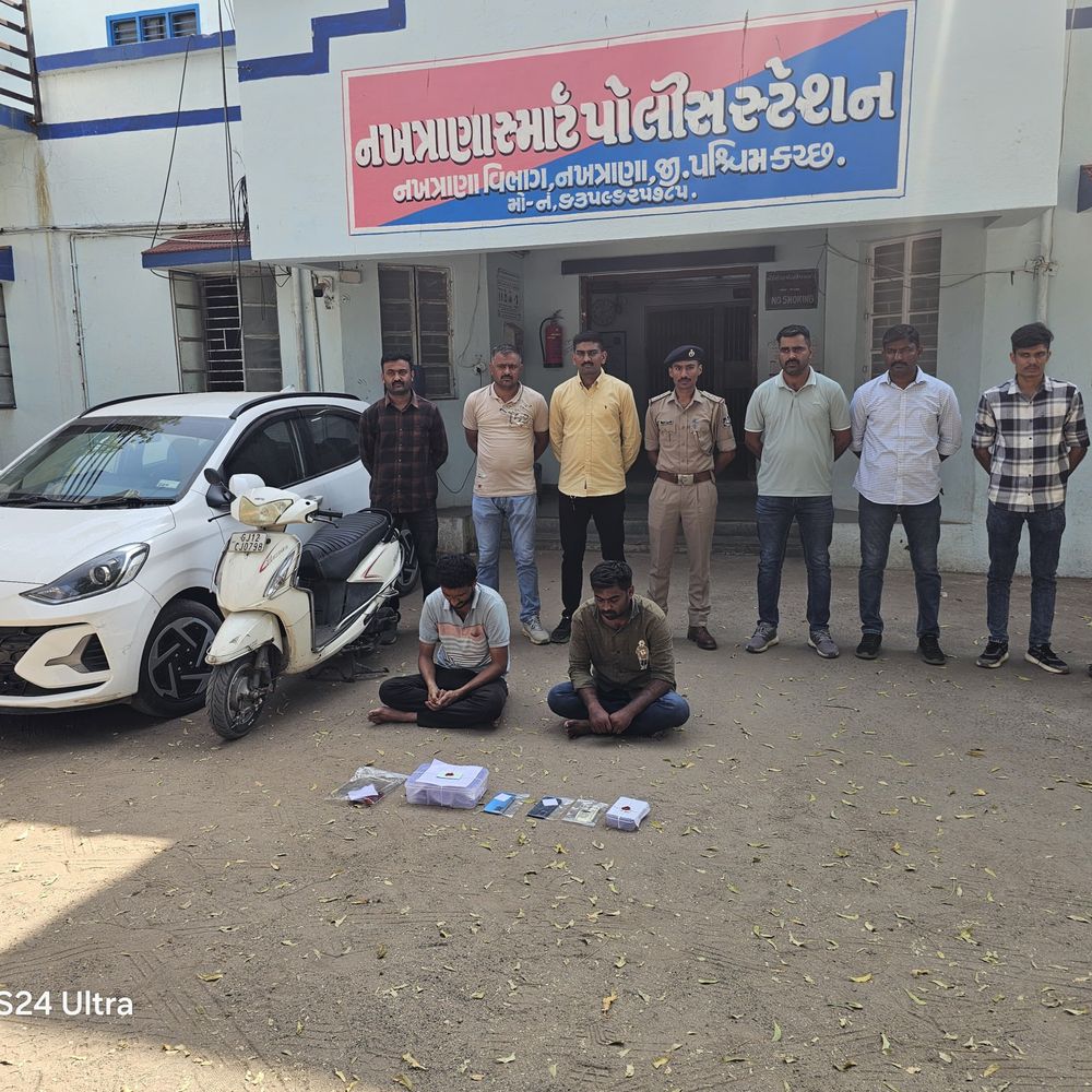 નાગલપર ઘરફોડ ચોરીનો ભેદ ઉકેલાયો: બે શખ્સો ઝડપાયા:₹14.35 લાખનો મુદ્દામાલ કબજે, સોના-ચાંદીના દાગીના, કાર-સ્કૂટર પણ મળ્યા
