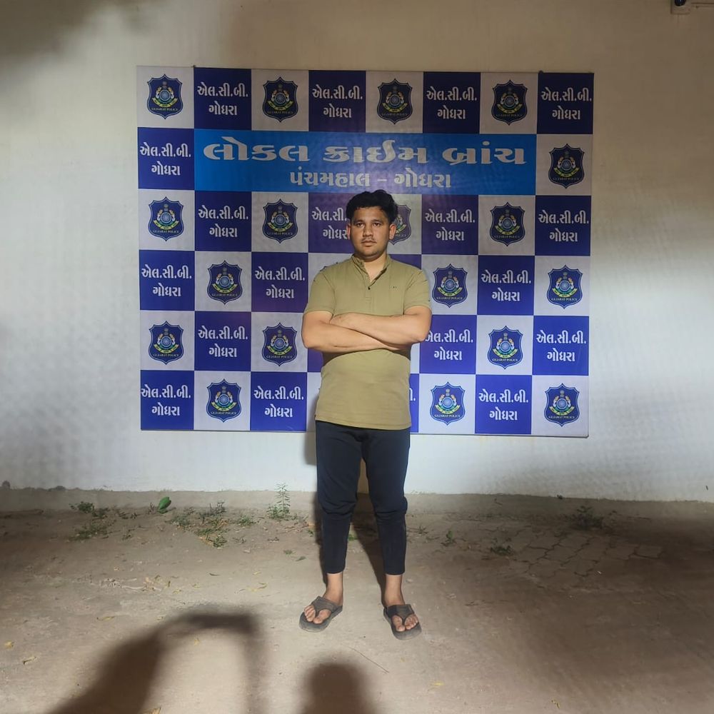 પંચમહાલ LCBએ 4 વર્ષથી ફરાર વોન્ટેડ આરોપીને ઝડપ્યો:5 ગુનામાં વોન્ટેડ મોહમદહનીફ બોકડા પકડાયો, ₹3.02 લાખનો દારૂ પણ જપ્ત થયો