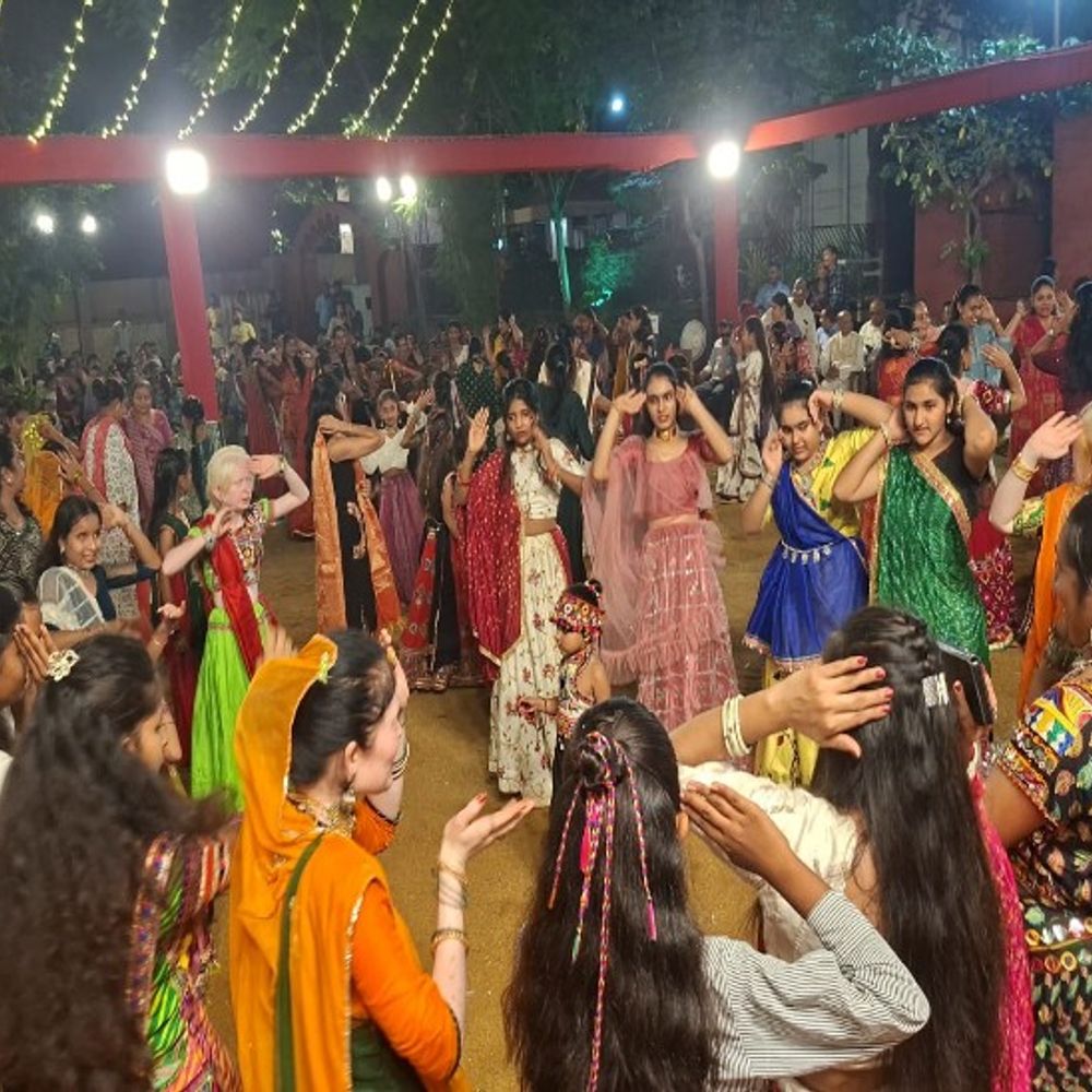 સામાન્ય બાળકો સાથે પ્રજ્ઞાચક્ષુ વિદ્યાર્થીઓએ ગરબાની રમઝટ બોલાવી:પ્રજ્ઞાચક્ષુઓ પણ આત્મગૌરવ સાથે જીવી શકે તે માટે સમાજની સહાનુભૂતિ અને સંવેદના અનિવાર્ય - લાભુભાઈ સોનાણી