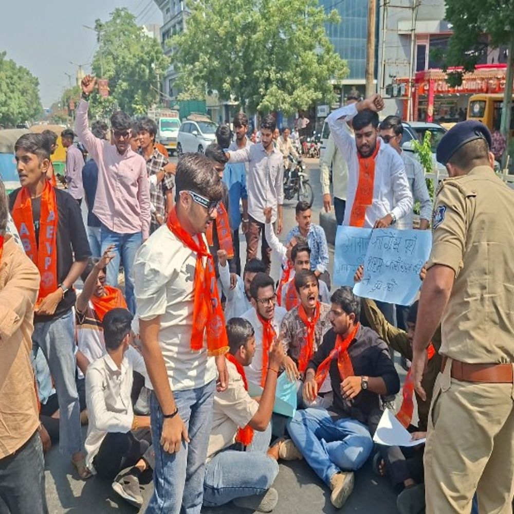 ભાવનગરમાં ABVP દ્વારા CJP અને NSUI સામે વિરોધ પ્રદર્શન:શામળદાસ કોલેજ પાસે રસ્તા રોકો આંદોલન કરતા પોલીસે કાર્યકરોની અટકાયત કરી