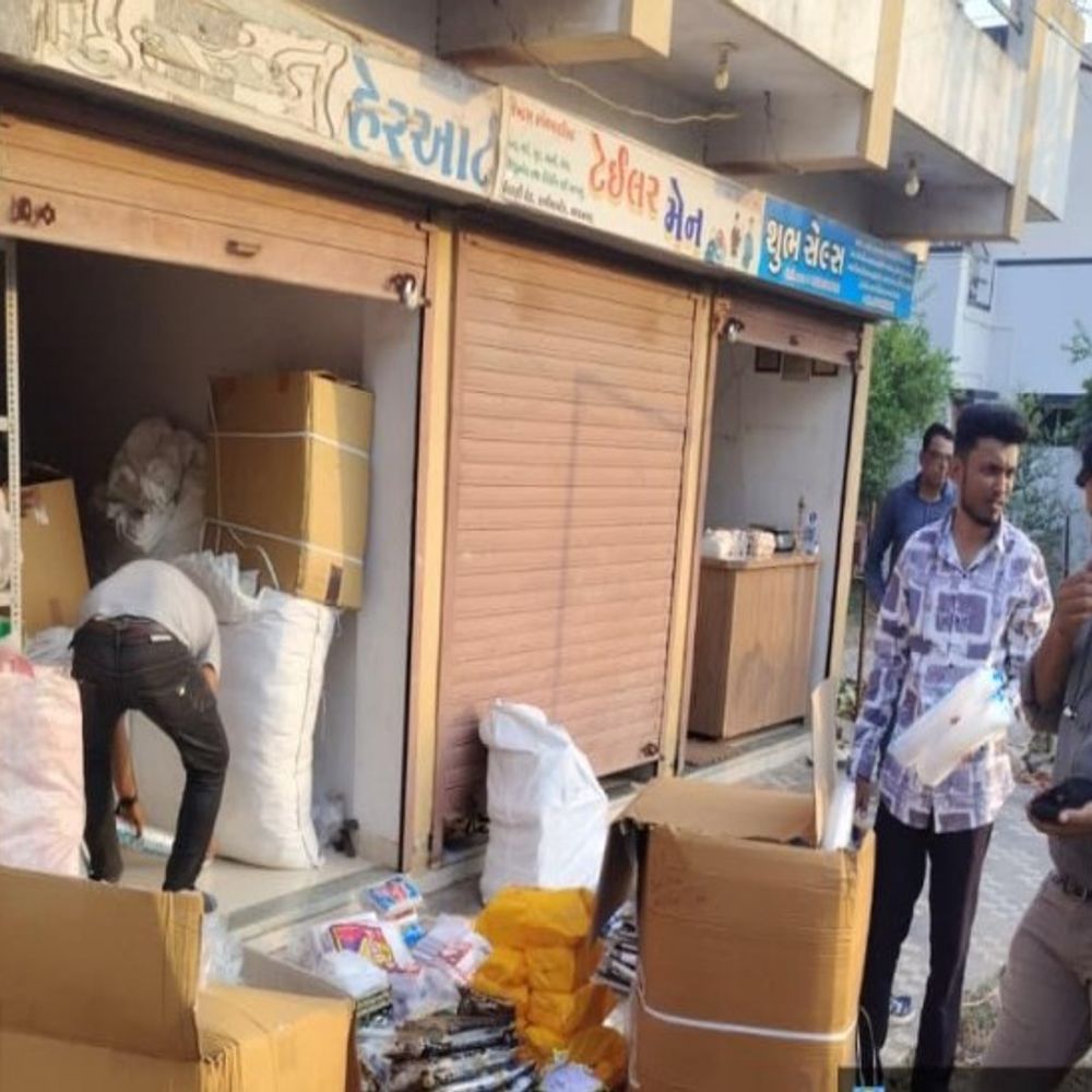પ્લાસ્ટિક વપરનારા સામે મનપાની કાર્યવાહી:એક જ દિવસમાં 140 કિલો પ્લાસ્ટિક જપ્ત, 'શુભ સેલ'માંથી 80 કિલો સિંગલ યુઝ પ્લાસ્ટિક પકડાયું