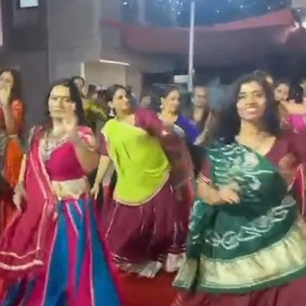મારી સોસાયટી મારી નવરાત્રિ:બોડકદેવમાં આવેલા પંચરત્ન ફ્લેટના સભ્યો ગરબે ઘુમ્યા, પરિસરમાં રંગબેરંગી રોશની ઝગમગી ઊઠ્યું