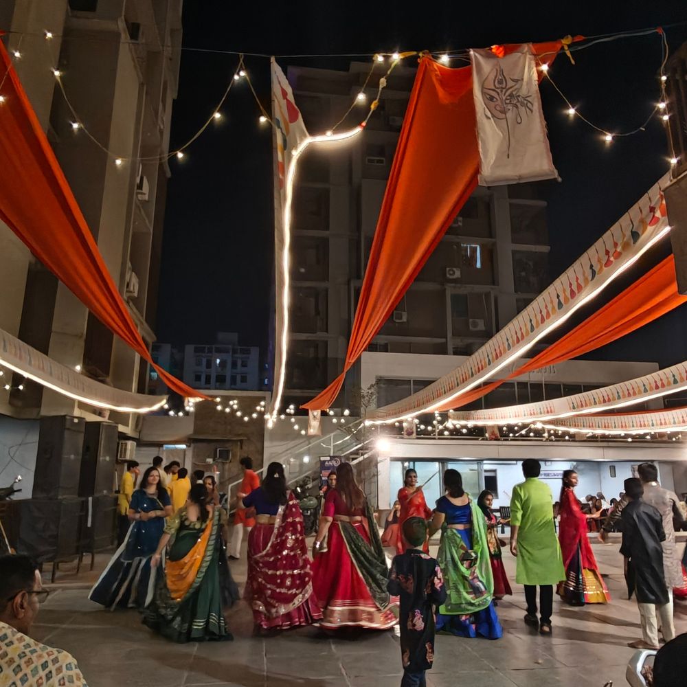 મારી સોસાયટી મારી નવરાત્રિ:વાસણાના સહજ સોલારિયમ 2 માં નવરાત્રીનો છઠ્ઠો દિવસ ઉજવાયો, ખેલૈયાઓએ મન મૂકીને ગરબાની રમઝટ માણી