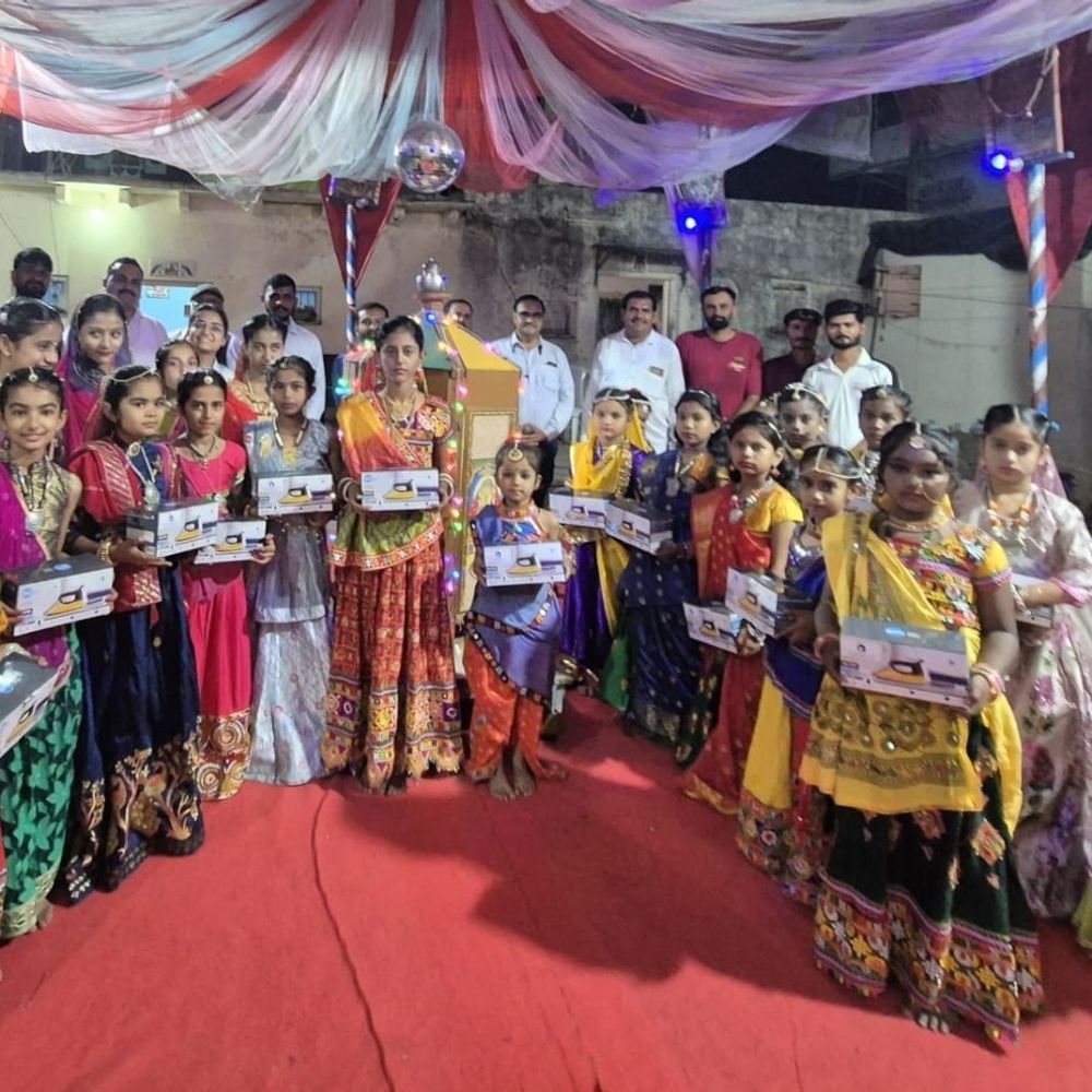 રિલાયન્સ દ્વારા 6,000થી વધુ કન્યાઓને નવરાત્રી નિમિત્તે લહાણી અપાઈ:35 ગામોના 95 ગરબી મંડળોમાં લહાણીનું વિતરણ કરાયું