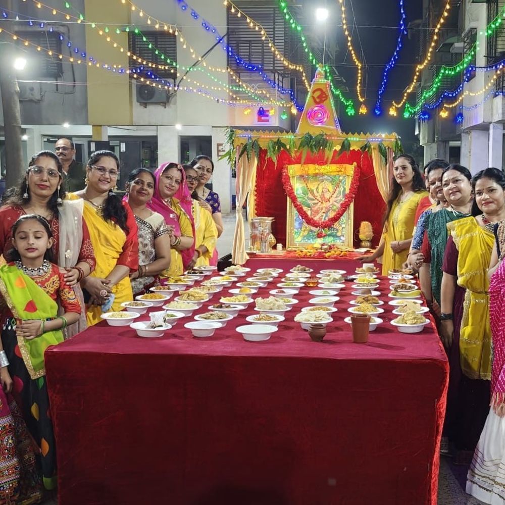 મારી સોસાયટી મારી નવરાત્રિ:ક્રિષ્ના રેસિડેન્સીમાં છઠ્ઠા નોરતે 56 ભોગનું આયોજન, સોસાયટીના સભ્યોએ પીળા વસ્ત્રોમાં સજીને માતાજીની ભક્તિ સાથે ગરબાની મોજ માણી