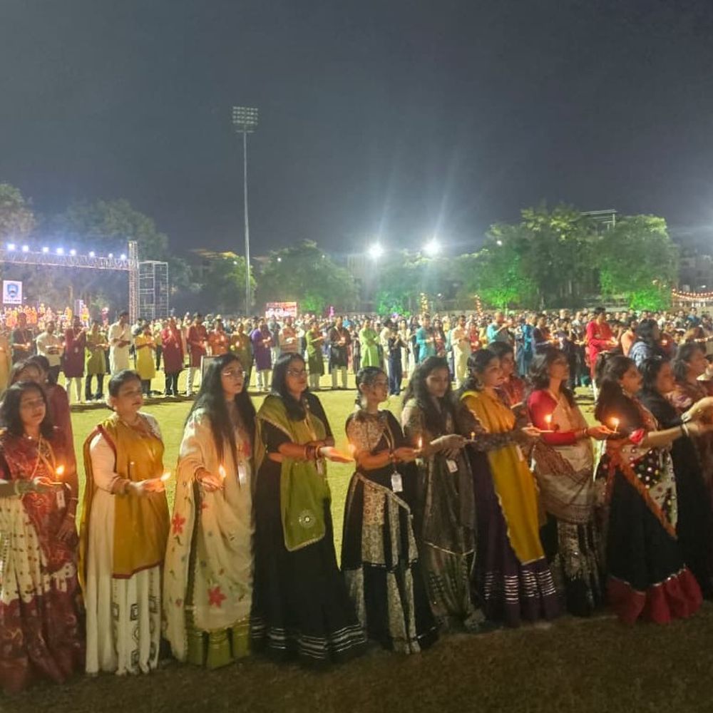 1321 દીવડાની મહાઆરતી:સર્વ વિદ્યાલય કેમ્પસ કડી ખાતે ‘સર્વોત્સવ 2026’ની ઉજવણી, 151 વિદ્યાર્થીઓ દ્વારા સામૂહિક શંખનાદ કરાયો