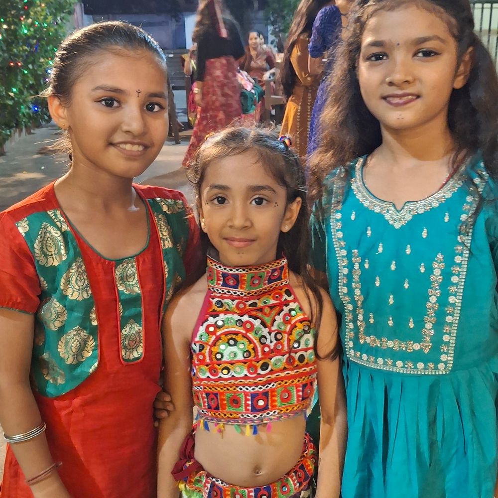 મારી સોસાયટી મારી નવરાત્રિ:પાલ સુરતમાં વૈભવ લક્ષ્મી રો હાઉસમાં નવરાત્રિની ઉજવણી, છઠ્ઠા નોરતે મા કાત્યાયનીની પૂજા સાથે વૈભવી ગરબા
