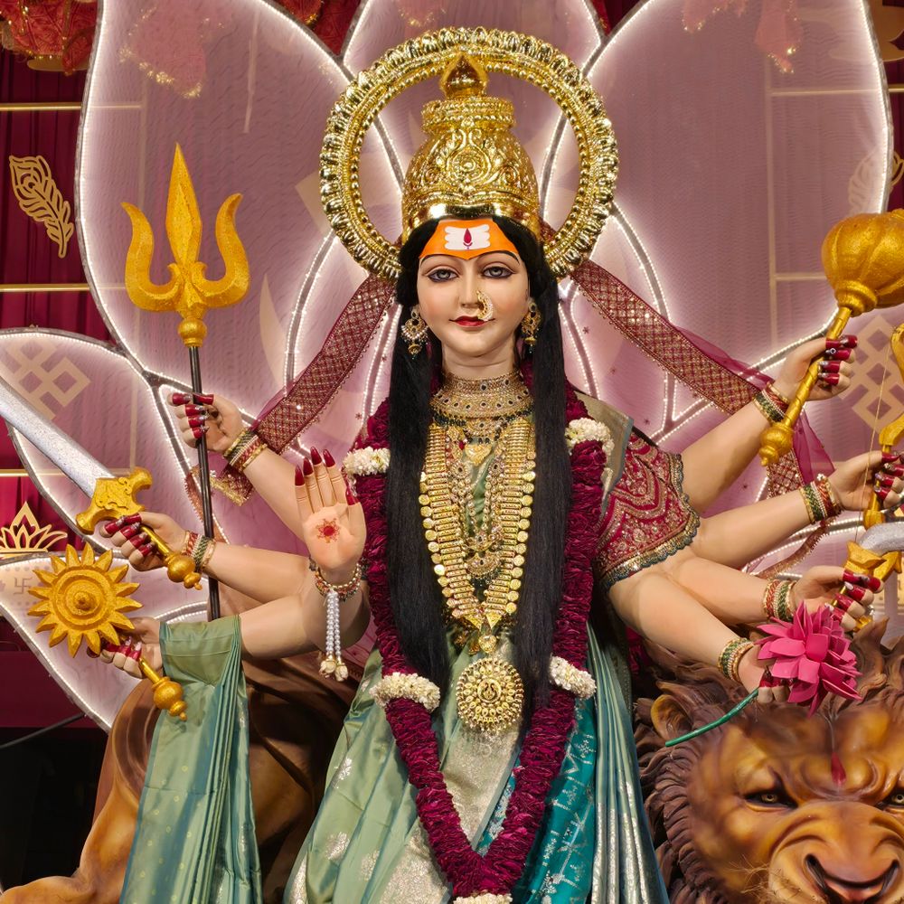 મારી સોસાયટી મારી નવરાત્રિ:ઉધના કાશીનગરમાં માધવ ગૌશાળાના ગરબામાં ખેલૈયાઓ ઝૂમ્યા, છેલ્લા 34 વર્ષથી આયોજિત આ ગરબામાં છઠ્ઠે નોરતે દેવીનો ભવ્ય શ્રૃંગાર કરાયો