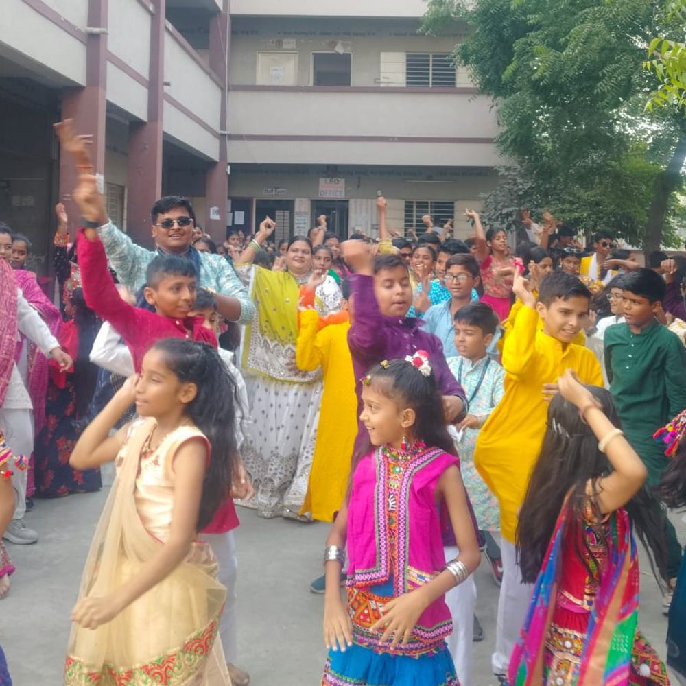 મારી સોસાયટી મારી નવરાત્રિ:વટવા લીયો ઈંગ્લિશ સ્કૂલમાં નવરાત્રિની ઉજવણી, વિદ્યાર્થીઓએ ગરબા રમી માતાજીની આરાધના કરી