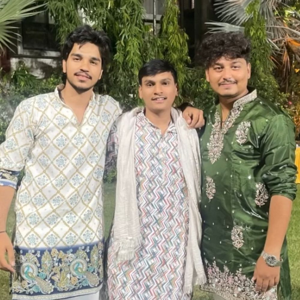 મારી સોસાયટી મારી નવરાત્રિ:ઓમ શાંતિ ગોલ્ડ પ્લસમાં ડ્રેસ મેચિંગ થીમ પર ગરબાની ધૂમ, માતાજીના છઠ્ઠા નોરતે ખેલૈયાઓ મન મૂકીને ઘુમ્યા, બાળકીઓ સાથે લીધી સેલ્ફી