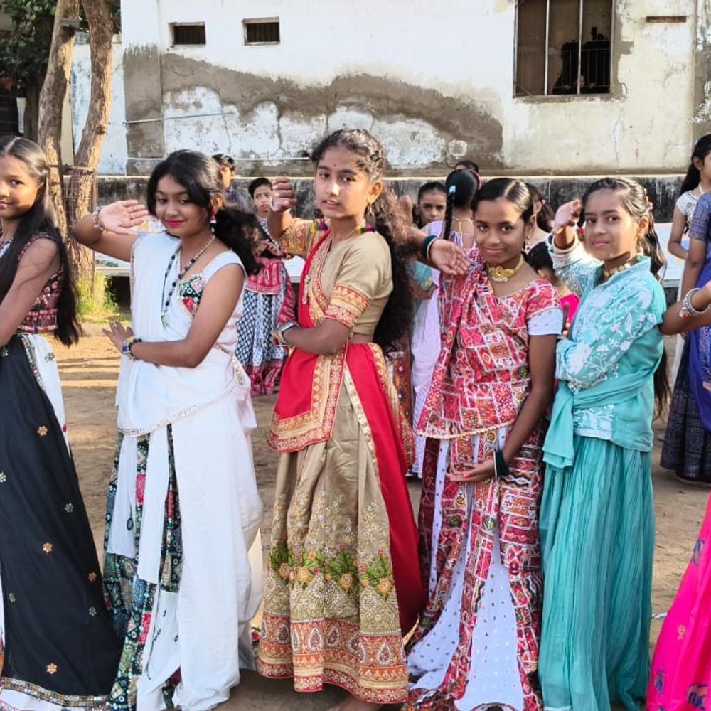હિંમતનગર-પ્રાંતિજની શાળાઓમાં નવરાત્રિ મહોત્સવની ઉજવણી:વિદ્યાર્થીઓ, શિક્ષકો અને ગ્રામજનો ગરબે ઘૂમ્યા, શંભુ ભટ્ટ પણ જોડાયા
