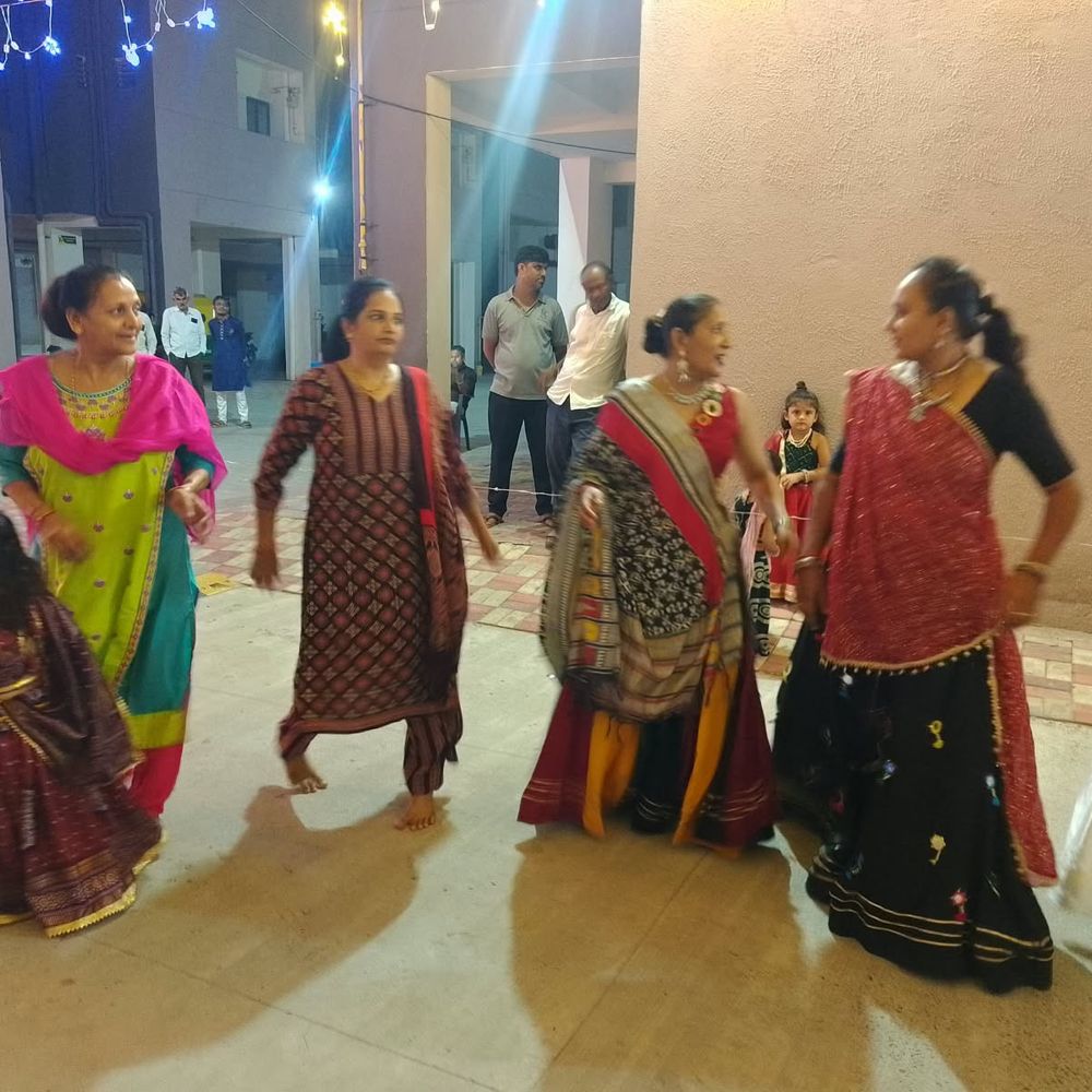 મારી સોસાયટી મારી નવરાત્રિ:નિકોલના મેશ્વો ફ્લેટમાં શારદીય નવરાત્રીનો ઉત્સાહ, સોસાયટીના રહીશોએ છઠ્ઠા નોરતે પરંપરાગત અને આધુનિક ગરબાની રમઝટ બોલાવી.