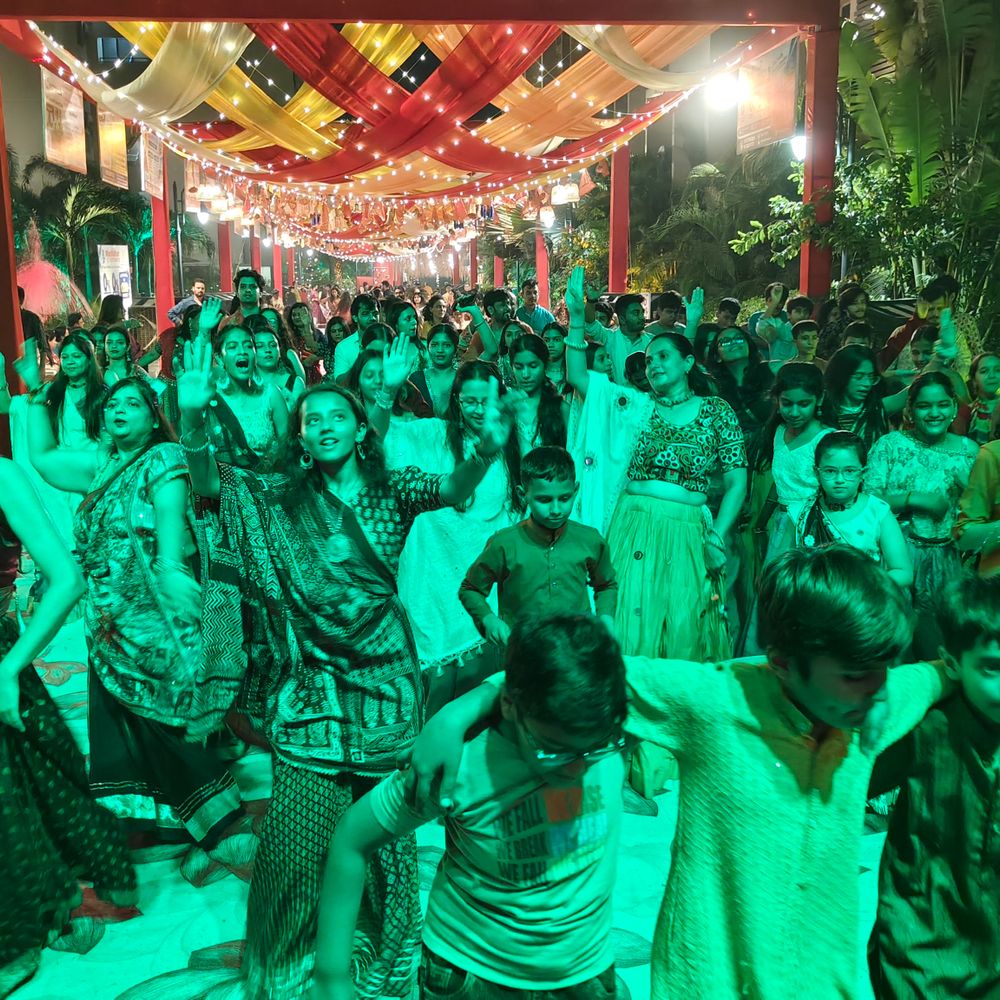 મારી સોસાયટી મારી નવરાત્રિ:કાસા વ્યોમા સોસાયટીમાં વિજય ભરાડ ઓર્કેસ્ટ્રા સાથે નવરાત્રી ગરબા, છઠ્ઠી રાત્રિએ બાળકોથી સિનિયર સિટીઝન સુધી સૌ મન મૂકીને ઝૂમ્યા