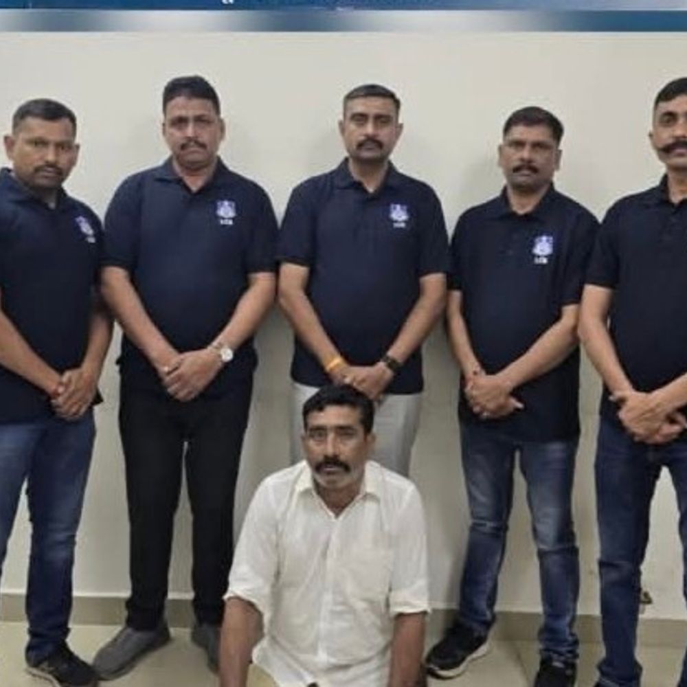 વલસાડમાં 18 વર્ષથી ફરાર હીરા ચોરીનો આરોપી પકડાયો:મુંબઈથી LCBએ રૂ. 21.74 લાખના કાચા હીરાની ચોરીના કેસમાં ઝડપ્યો