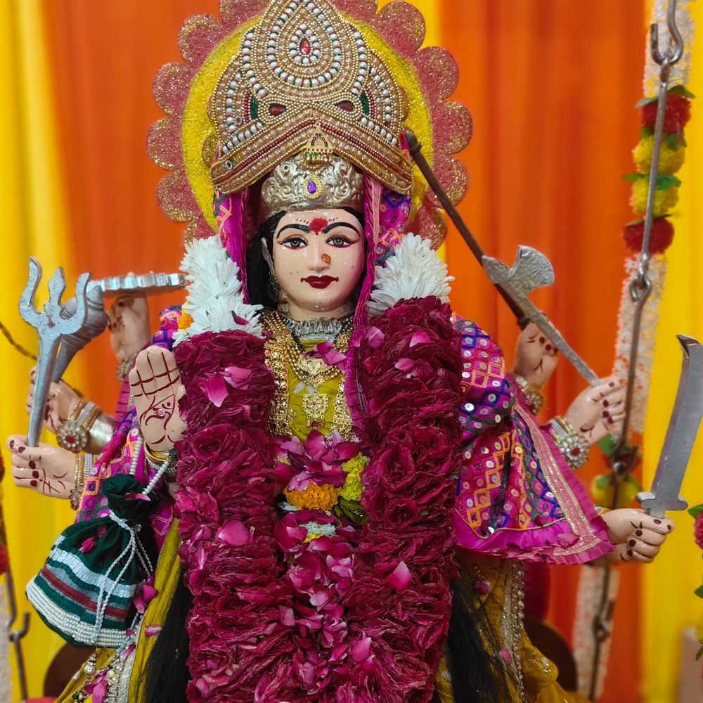 મારી સોસાયટી મારી નવરાત્રિ:ઘાટલોડિયાની જયભાનું સોસાયટીમાં છઠ્ઠા નોરતે ગરબાનું આયોજન, નાના-મોટા સૌએ માતા અંબાને યાદ કર્યા, બાળકોને ગિફ્ટ પણ અપાઈ