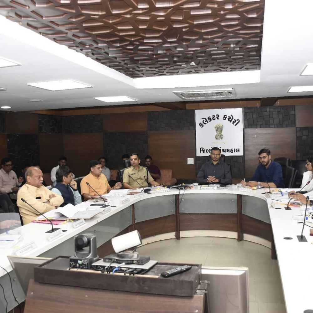 પંચમહાલમાં જિલ્લા સંકલન અને ફરિયાદ સમિતિની બેઠક મળી:જનપ્રતિનિધિઓના પ્રશ્નો પર ચર્ચા, અધિકારીઓને સૂચના અપાઈ