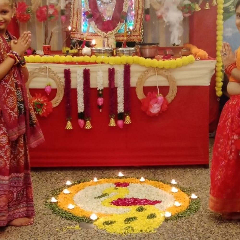 મારી સોસાયટી મારી નવરાત્રિ:સહજ સેપિયન્સ સોસાયટીમાં ગરબા-દાંડિયાની રમઝટ, ટ્રેડિશનલ લૂકમાં સભ્યોએ ફૂલોની રંગોળી બનાવી, આરતી બાદ નાસ્તાનો પણ આનંદ લીધો