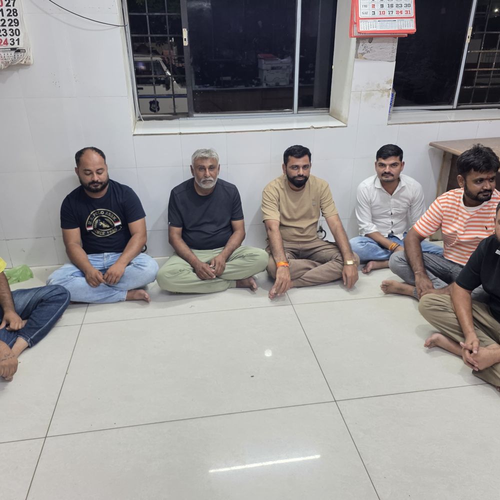 મોરબીના રવાપરમાં જુગારધામ પર પોલીસનો દરોડો:મકાન માલિક સહિત 7 જુગારીઓ 7.85 લાખ રોકડ સાથે પકડાયા