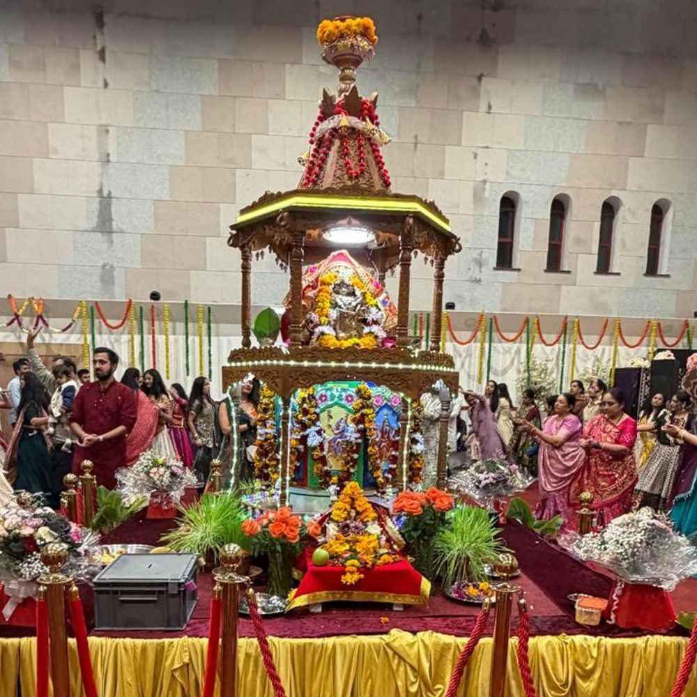 કોવેન્ટ્રીમાં નવરાત્રિની ધામધૂમથી ઉજવણી:શ્રીકૃષ્ણ મંદિરમાં 58 વર્ષથી આયોજન, દરરોજ અલગ પહેરવેશમાં ભક્તોની જમાવટ