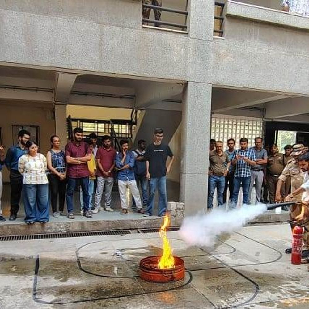ભરૂચની એન્જિનિયરિંગ કોલેજમાં CISF દ્વારા અગ્નિ સલામતી કાર્યક્રમ:1500 વિદ્યાર્થી અને સ્ટાફને આગથી બચવા અને અગ્નિશામક સાધનો વાપરવાની તાલીમ અપાઈ