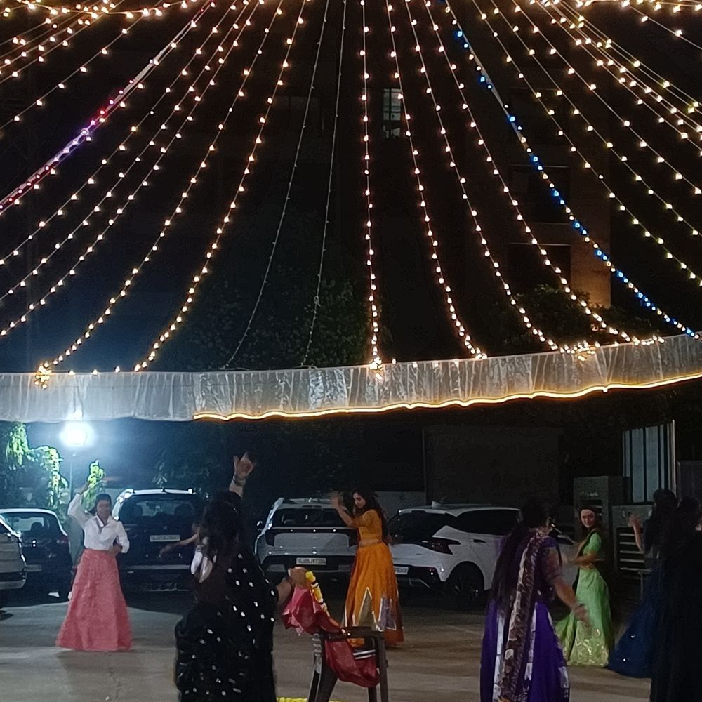 મારી સોસાયટી મારી નવરાત્રિ:પાલની વીર એક્ઝોટિકા બિલ્ડિંગમાં છઠ્ઠા નોરતે ગરબાની ધમાલ, સભ્યોએ ટીમલી, દોઢિયા અને શનેડો સાથે લાઈવ ગરમાગરમ લોચાની મજા માણી