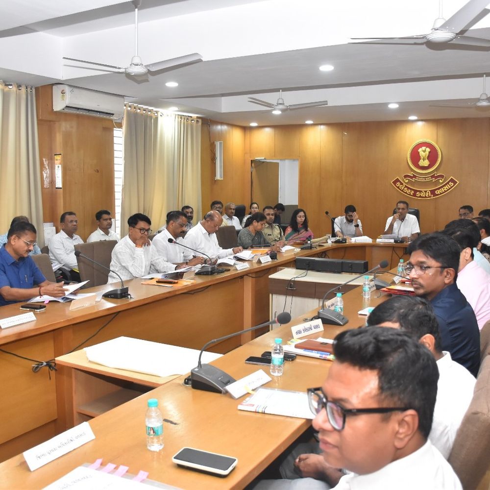 વલસાડમાં 7 વર્ષમાં 4023 આવાસ મંજૂર, 3635નું કામ પૂર્ણ:સંકલન સમિતિની બેઠકમાં પાણી, દબાણ અને અધૂરા વિકાસકાર્યોના પ્રશ્નો રજૂ કરાયા