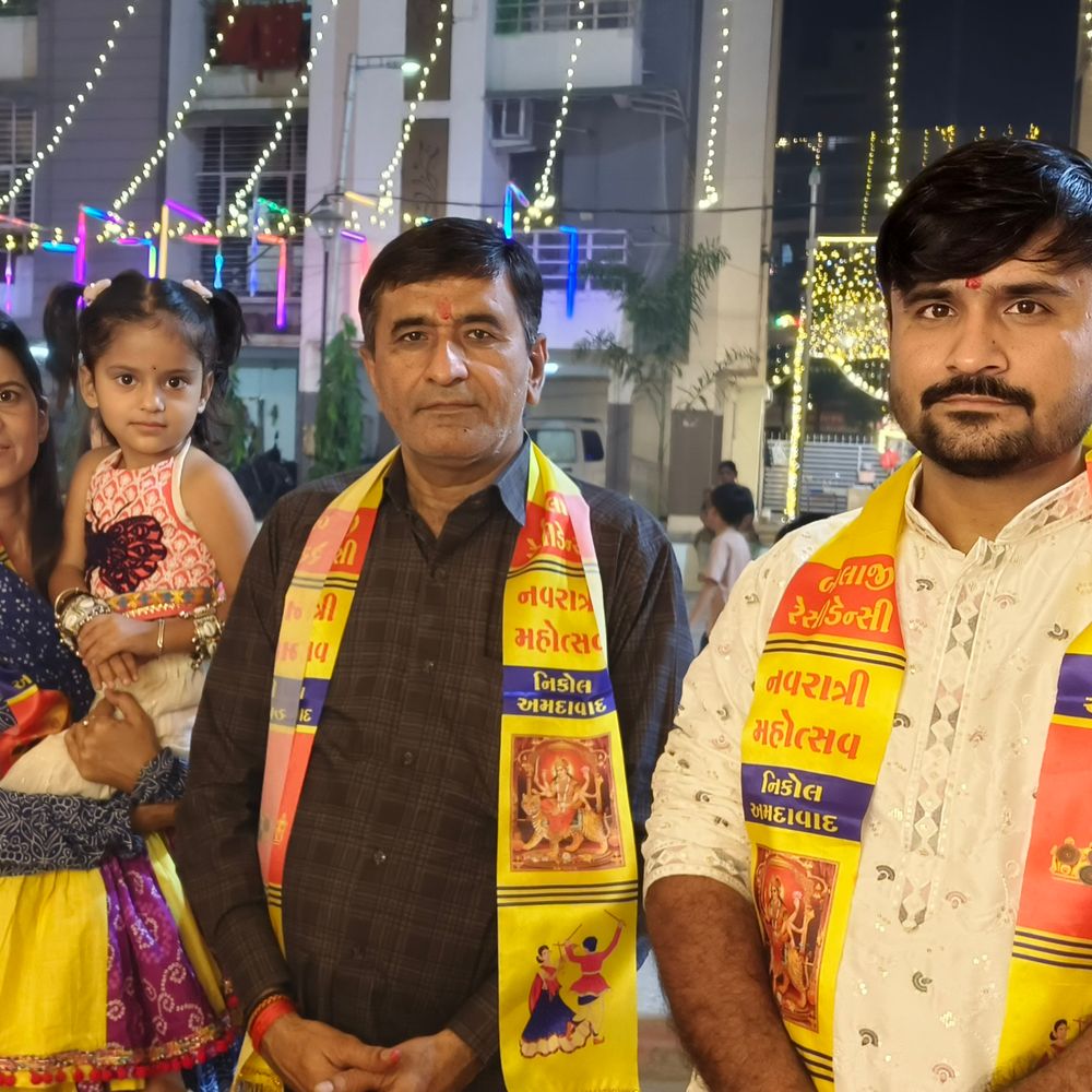 મારી સોસાયટી મારી નવરાત્રિ:બાલાજી રેસીડેન્સીમાં નવરાત્રીના છઠ્ઠા દિવસે આરતી, જેતસીભાઈ ચૌધરી પરિવારે ઉતારી, દક્ષિણ ભારતીય થીમ પર વેશભૂષા કાર્યક્રમ યોજાયો