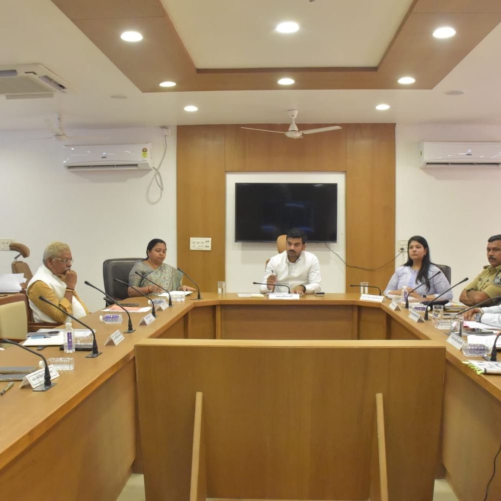 અરવલ્લીના પ્રશ્નોના સમાધાન માટે કલેક્ટર શ્રી ના અધ્યક્ષતામાં બેઠક મળી:રોડ, ઓવરબ્રિજ, શાળા ફાળવણી સહિતના મુદ્દાઓ પર ચર્ચા થઈ, અધિકારીઓ હાજર રહ્યા