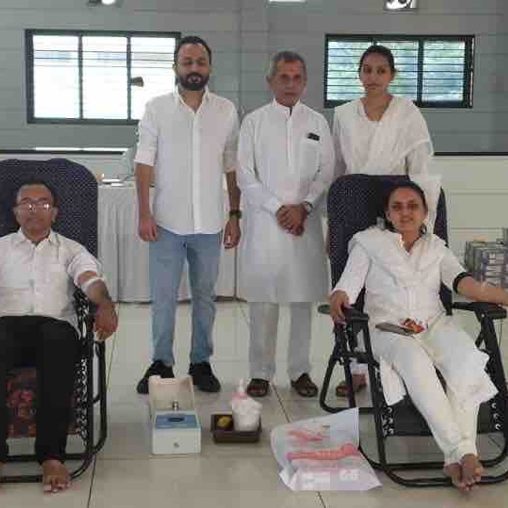 રાજપર ગામમાં રક્તદાન કેમ્પ:પટેલ સમાજ વાડી ખાતે 51 લોકોએ રક્તદાન કરીને સ્વ. લાભુબેનને અનોખી શ્રદ્ધાંજલિ આપી
