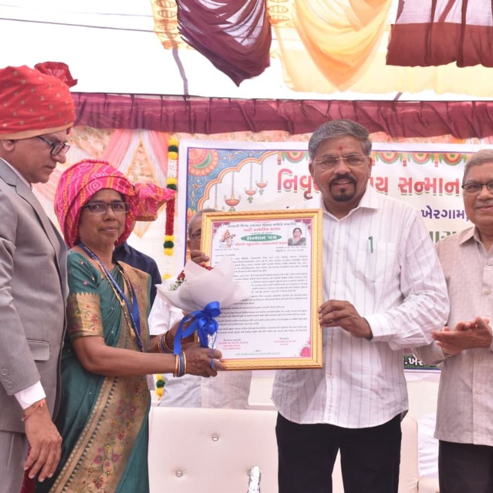 ખેરગામની પાટી પ્રાથમિક શાળાના બે શિક્ષક નિવૃત્ત થયા:આદિજાતિ વિકાસ મંત્રી નરેશ પટેલના હસ્તે ભાવભીનો વિદાય સમારોહ યોજાયો