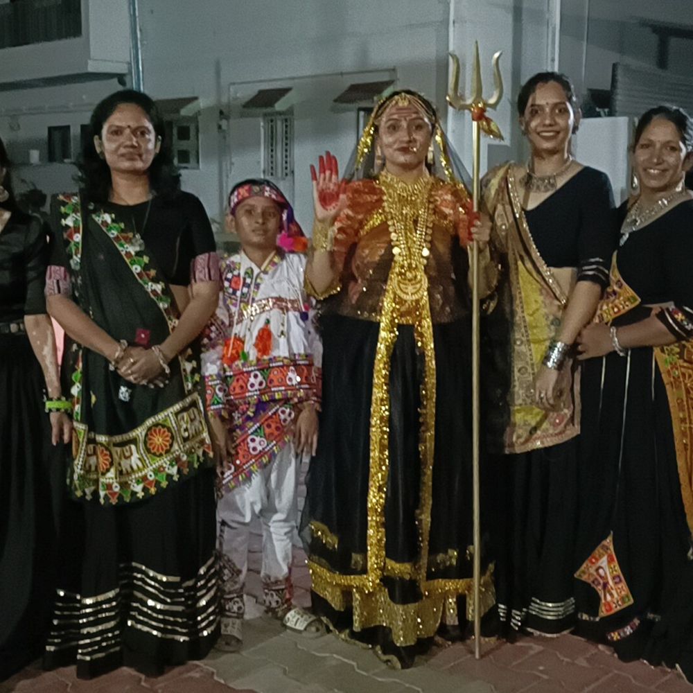 પાટણની નવજીવન સોસાયટીમાં ખોડિયાર માતા થીમ પર ગરબા:મહિલાઓએ કાળા વસ્ત્રો પહેરી ઉત્સાહપૂર્વક રાસ-ગરબા કર્યા