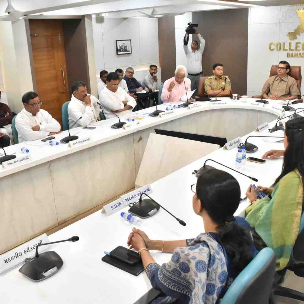 કલેક્ટર મિહિર પટેલે લોકપ્રશ્નો ઉકેલવા સૂચના આપી:જિલ્લા સંકલન બેઠકમાં વિકાસ કાર્યો ઝડપથી પૂરા કરવા તાકીદ કરી