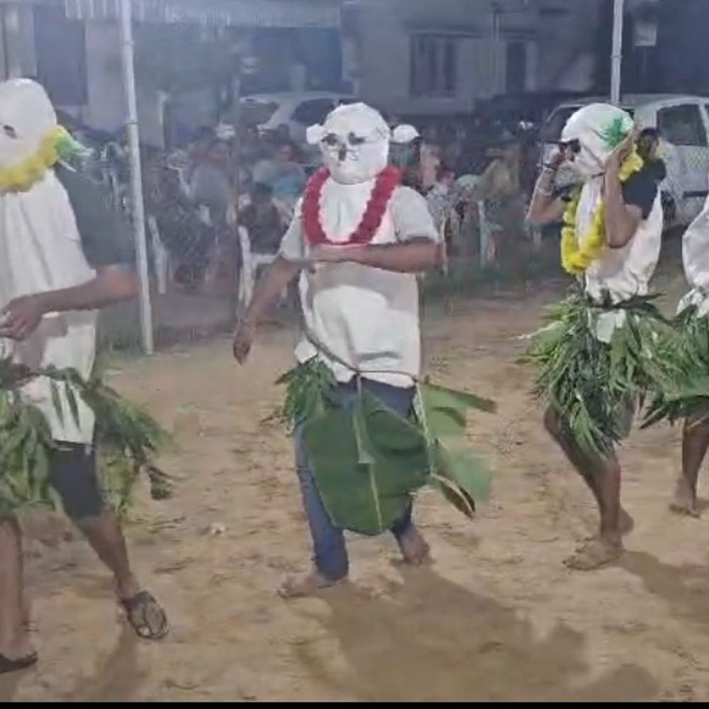 અંબાજીની રાજકમલ ટાઉનશીપમાં છઠ્ઠા નોરતે પારિવારિક ગરબા મહોત્સવ યોજાયો:નાના બાળકોથી વડીલો સુધીએ વેશભૂષા ધારણ કરી માતાજીની આરાધના કરી