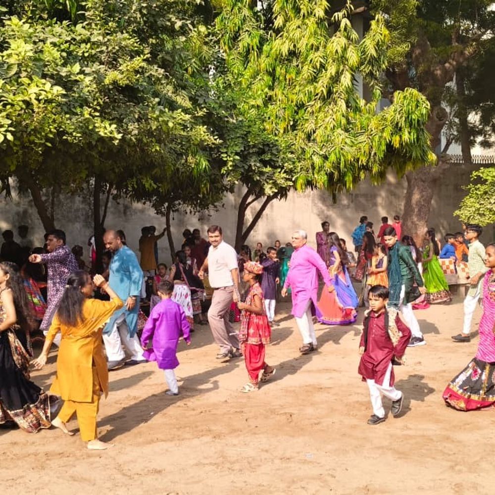 મારી સોસાયટી મારી નવરાત્રિ:કાંકરિયાની દીવાન-બલ્લુભાઈ શાળામાં નવરાત્રિ પર્વની ઉજવણી, વિદ્યાર્થીઓ, શિક્ષકો અને વાલીઓએ પરંપરાગત શેરી ગરબામાં ઉત્સાહભેર લીધો ભાગ