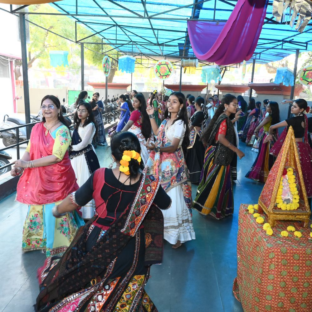મારી સોસાયટી મારી નવરાત્રિ:ધ બ્રાઇટ સ્કૂલમાં નવરાત્રી મહોત્સવની શાનદાર ઉજવણી, વિદ્યાર્થીઓએ રંગબેરંગી વેશભૂષામાં ગરબા કર્યા, શ્રેષ્ઠ પ્રદર્શન કરનારને ઇનામ મળ્યા