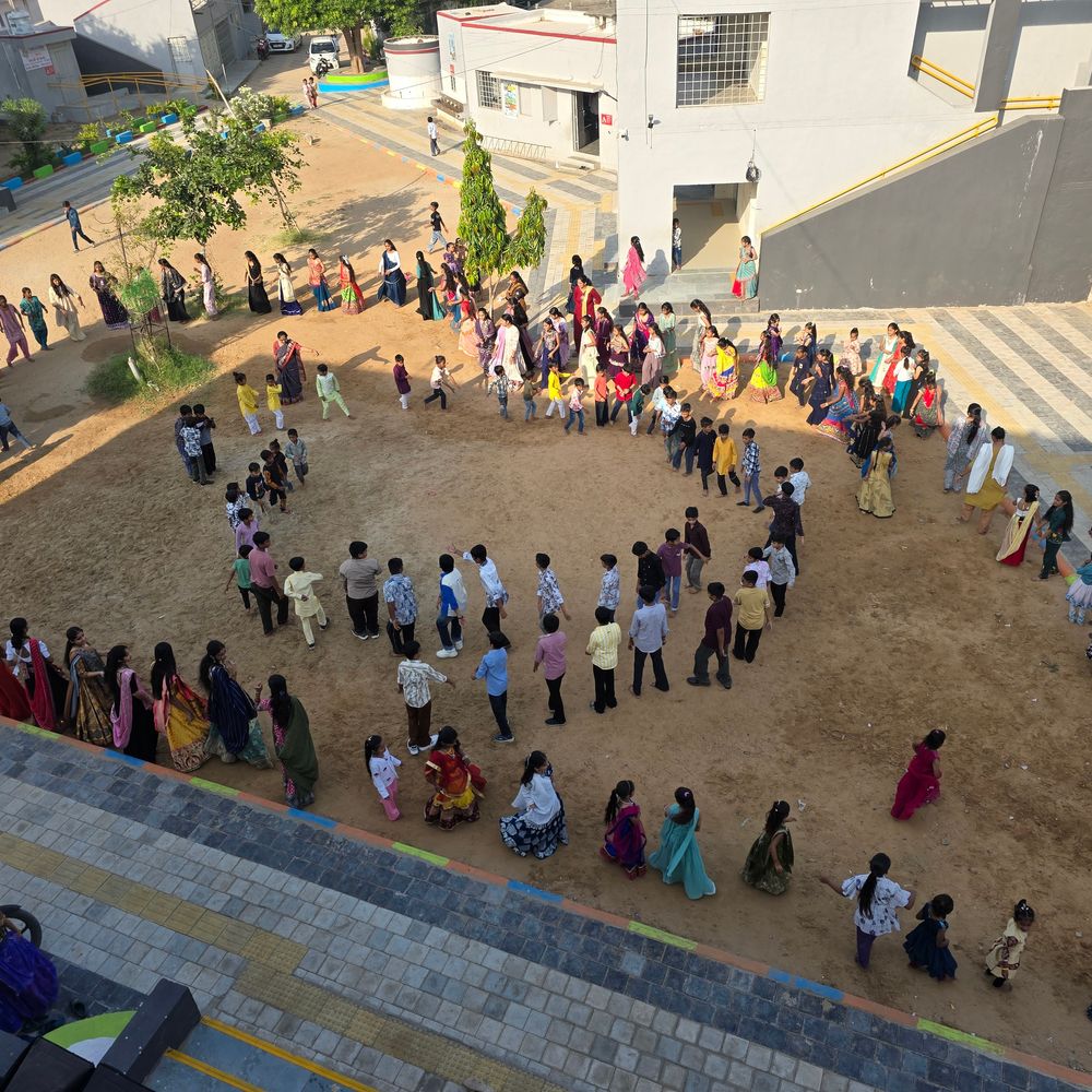 મારી સોસાયટી મારી નવરાત્રિ:મંડાલી પ્રાથમિક શાળામાં નવરાત્રી પર્વની ઉજવણી કરાઈ, વિદ્યાર્થીઓ અને શિક્ષકોએ હર્ષોલ્લાસ સાથે ભાગ લીધો