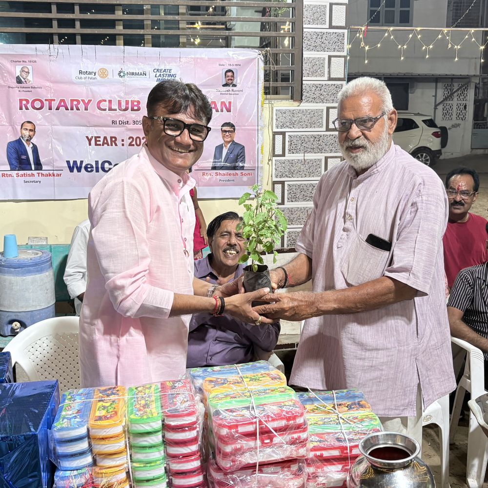 રોટરી ક્લબે શેરી ગરબાના ખેલૈયાઓનું સન્માન કરી રોપા વિતરણ કર્યું:ચિત્રકૂટ નગર સોસાયટીમાં પરંપરાગત ગરબા પ્રોત્સાહન અને પર્યાવરણ જાગૃતિ માટે કાર્યક્રમ યોજાયો